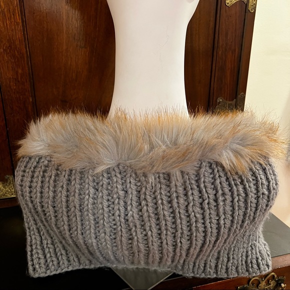Surell Wool and Faux Fur Scarf. - Picture 4 of 5